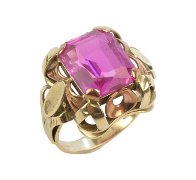Zlatý prsten s růžovým kamenem
