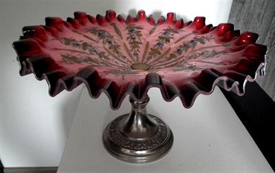 Nástolec - červené malované prolamované sklo.