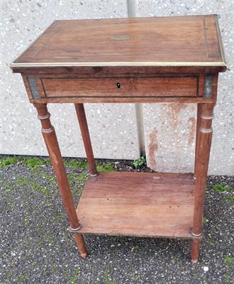 Toaleta vykládaná mosazí