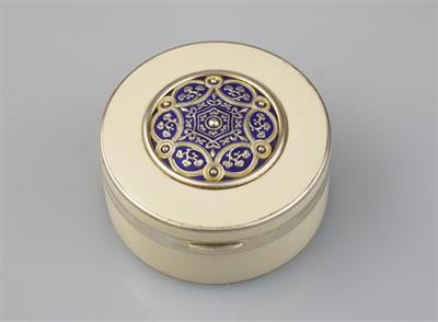 Stříbrná dózička