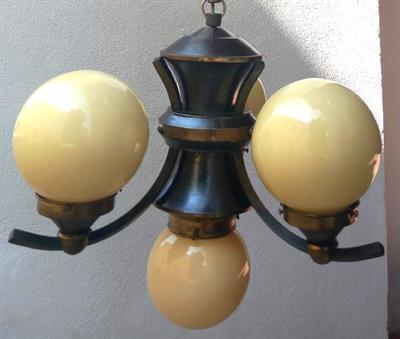 Lustr art deco mosazný s originálními koulemi barvy smetany