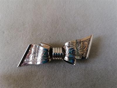 Stříbrná brož mašle