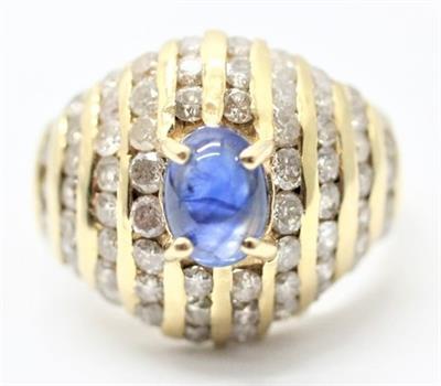 Zlatý prsten s diamanty a safírem