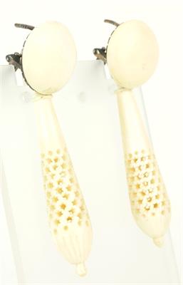 Stříbrné visací náušnice z kosti