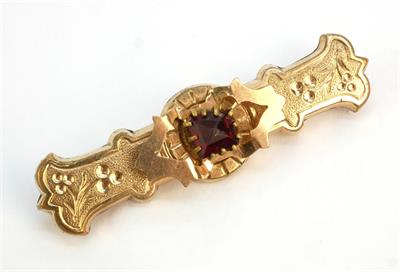 Zlacená brož s červeným kamenem