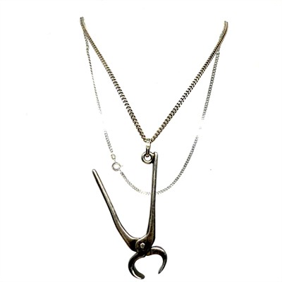 Stříbrný náhrdelník se závěsem - miniatura kleští