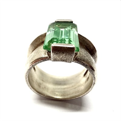 Originální stříbrný prsten se zelenomodrým spinelem