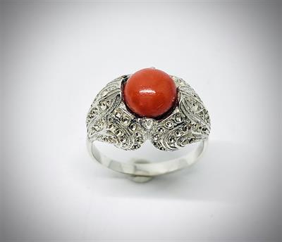 Stříbrný prsten s korálem