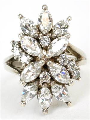 Stříbrný prsten s čirými kameny