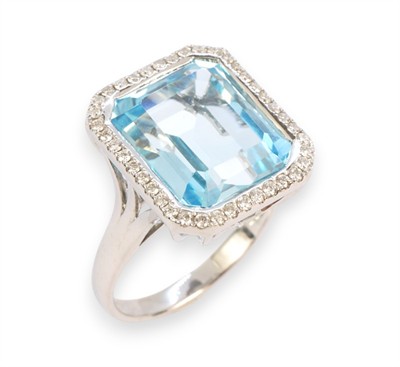 Zlatý prsten s topazem a diamanty