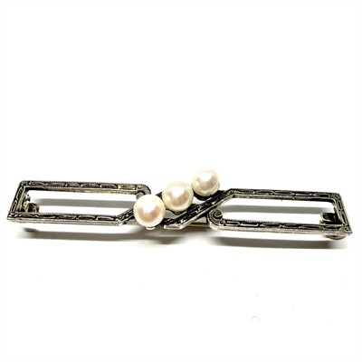Stříbrná brož s bílými perlami