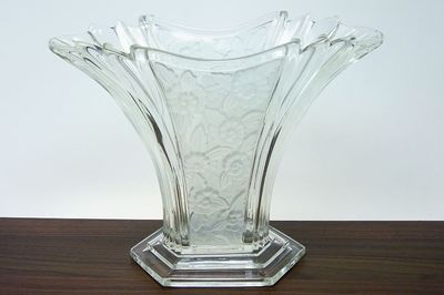 ART - DECO  váza s matovaným květinovým dekorem