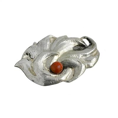 Stříbrná brož s korálem