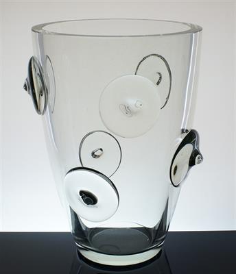 Čirá masivní váza z hutního skla s nálepy Ludvika SMRČKOVÁ