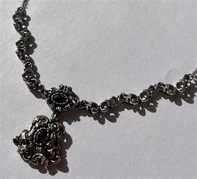Výrazný, starožitný náhrdelník s granáty