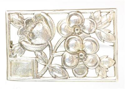 Stříbrná brož s květinovým motivem