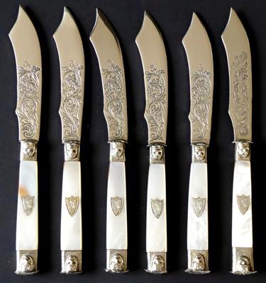 Postříbřené nožíky s perletí, maskarony, štítem s monograme