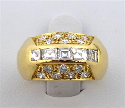Prsten s diamantovými bagetami a brilianty, ze žlutého zlat