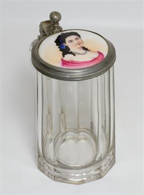 Broušená pivní holba s malovaným portrétem dívky 19. stol.