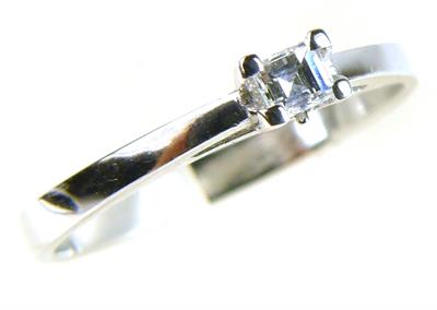 Zlatý prsten s briliantem