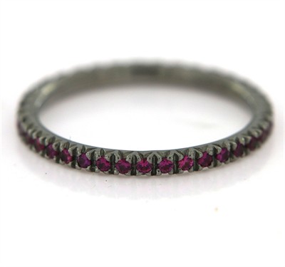 Zlatý prsten eternity s růžovými safíry