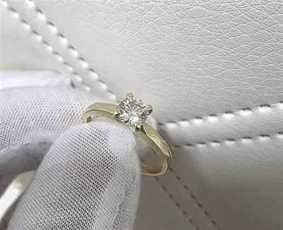 Luxusný zlatý prsteň s 0,56 ct diamantom a GIA certif