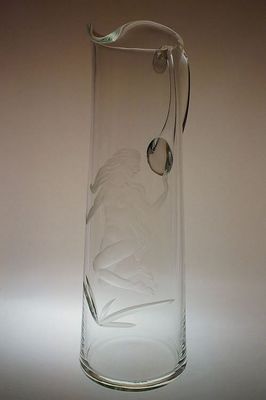 Elegantní džbán s rytinou, akt - SEDÍCÍ DÍVKA