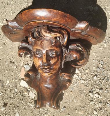 Vyřezáváná konzolka