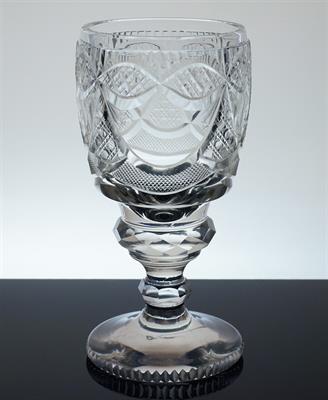 Bohatě brusem dekorovaná číška z období Biedermeieru