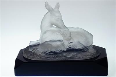 Skleněná soška "SRNA A KOLOUCH" Josef RIEDEL Dolní Polubný