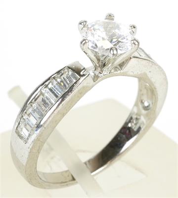 Stříbrný prsten s bílým kamenem briliantového brusu