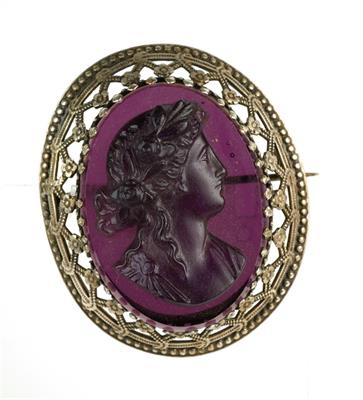 Stříbrná brož s kamejí