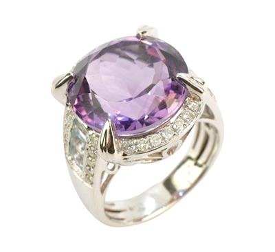Zlatý prsten s brilianty, topazy a ametystem