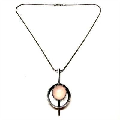 Designový stříbrný náhrdelník s růženínem