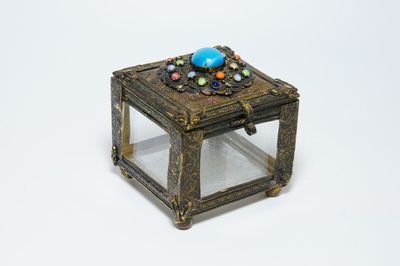 Šperkovnička z mosazi a na víčku rozeta posetá skleněnými kamínky