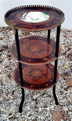 Odkladaci stolek bohatě intarzovaný
