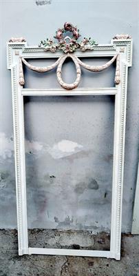 Zrcadlo v klasicistnim stylu