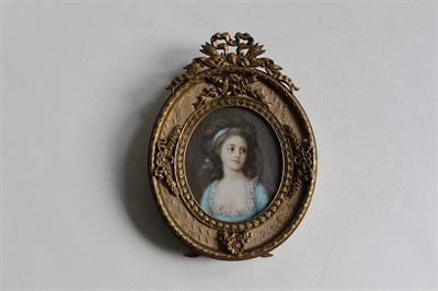 Portrét dámy s modrou stuhou ve vlasech