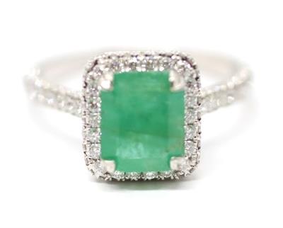 Zlatý prsten s diamanty a smaragdem