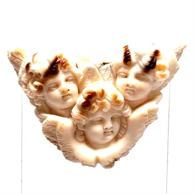Brož vyřezaná z mušloviny - tři andělé