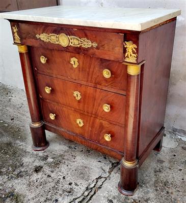 Empírová komoda úzká