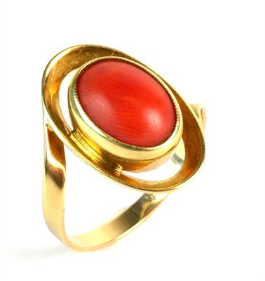 Zlatý prsten s korálem