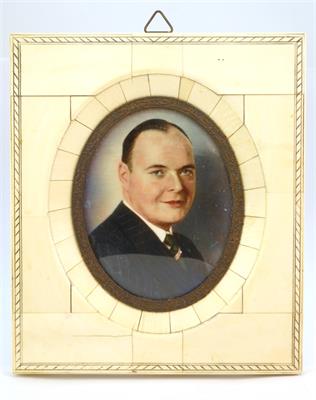 Miniatura - portrét muže v obleku