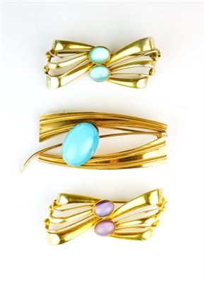 Tři stříbrné pozlacené brože