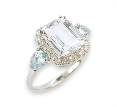 Zlatý prsten s akvamarínem, topazy a diamanty