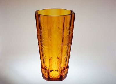 ART-DECO váza z topasového skla s rytinou, J. INWALD