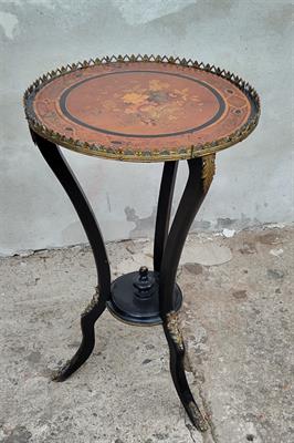 Bohatě intarzovaný stolek