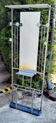 Chromová věšáková stěna