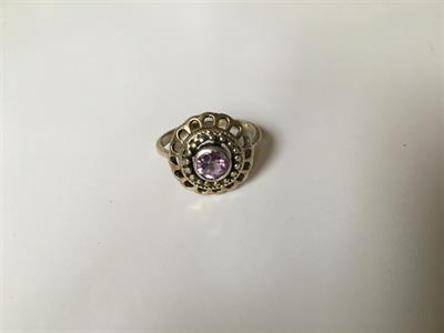 Stříbrný prsten s fialovým kamenem
