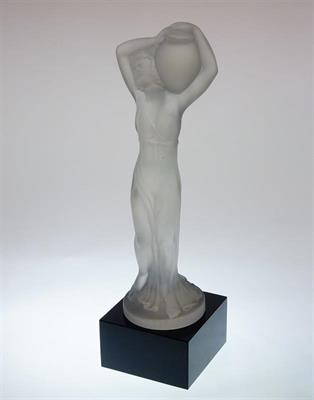 Skleněná soška "Dívka se džbánem" z kolekce skla INGRID